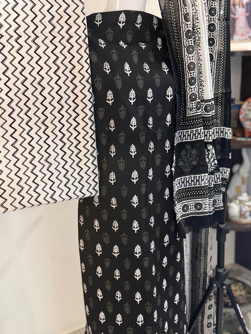 Caviar – Unstitched 3-Piece Block Print Cotton Suit